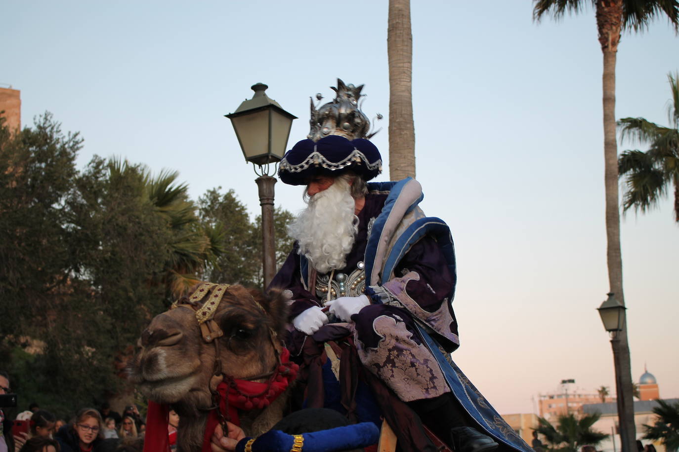 La cabalgata de Sus Majestades de Oriente recorren la ciudad en la noche más esperada de estas fiestas