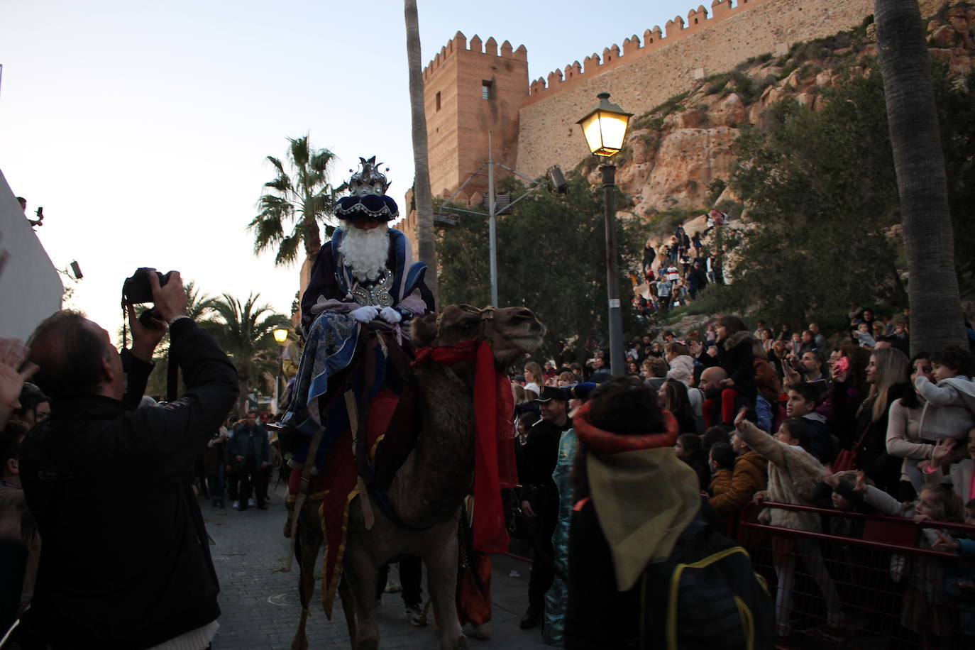 La cabalgata de Sus Majestades de Oriente recorren la ciudad en la noche más esperada de estas fiestas