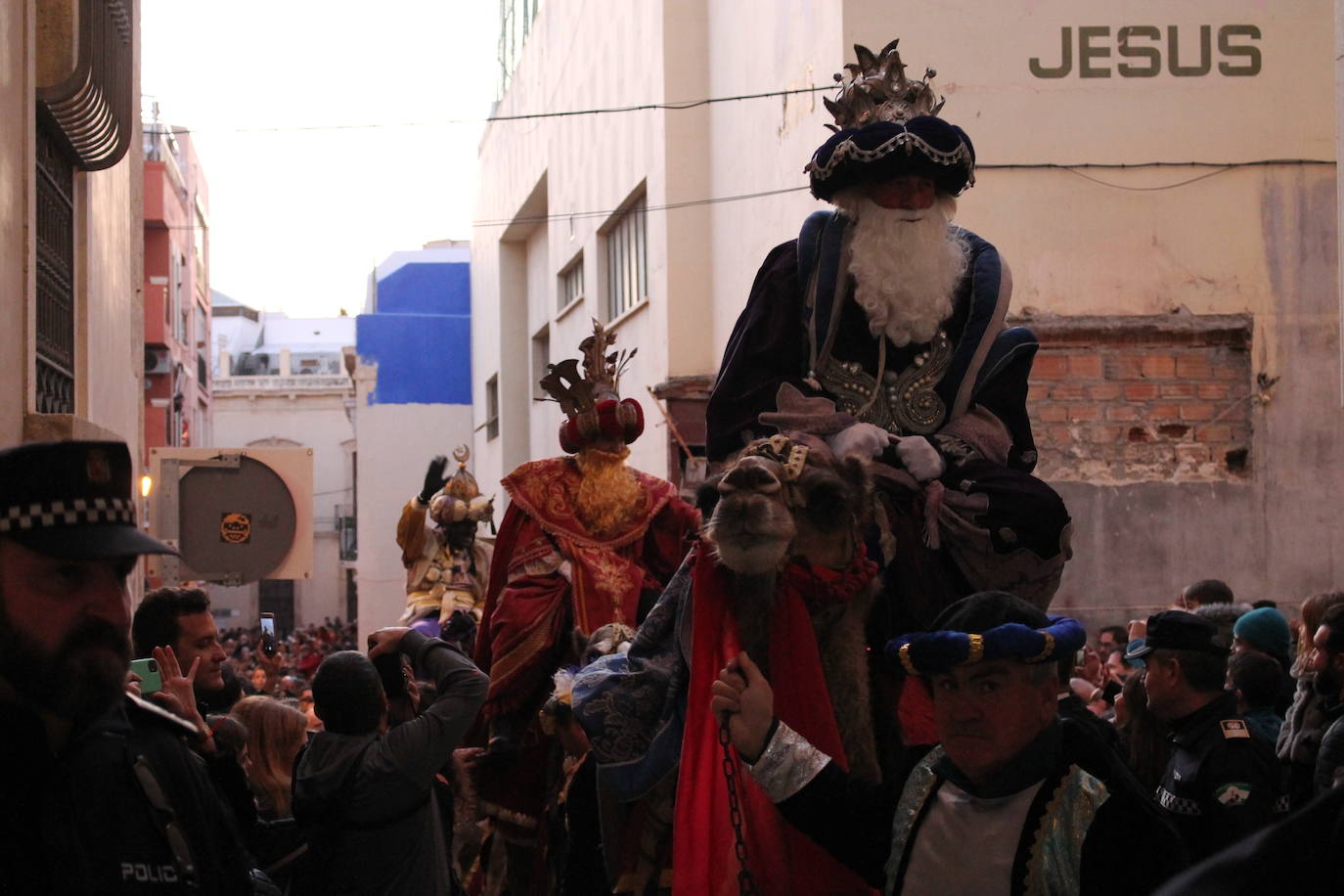 La cabalgata de Sus Majestades de Oriente recorren la ciudad en la noche más esperada de estas fiestas