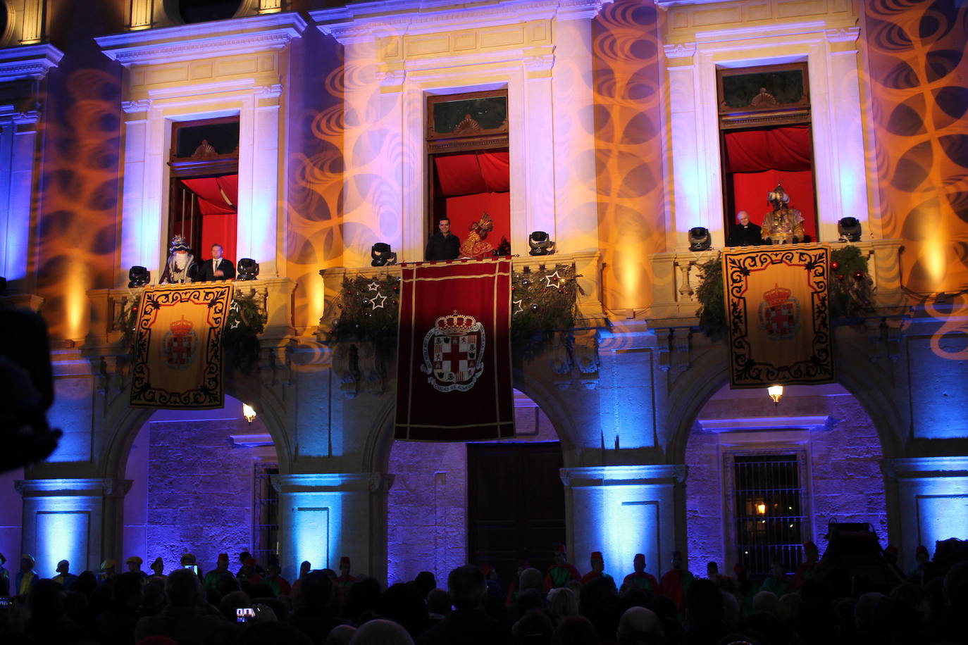 La cabalgata de Sus Majestades de Oriente recorren la ciudad en la noche más esperada de estas fiestas