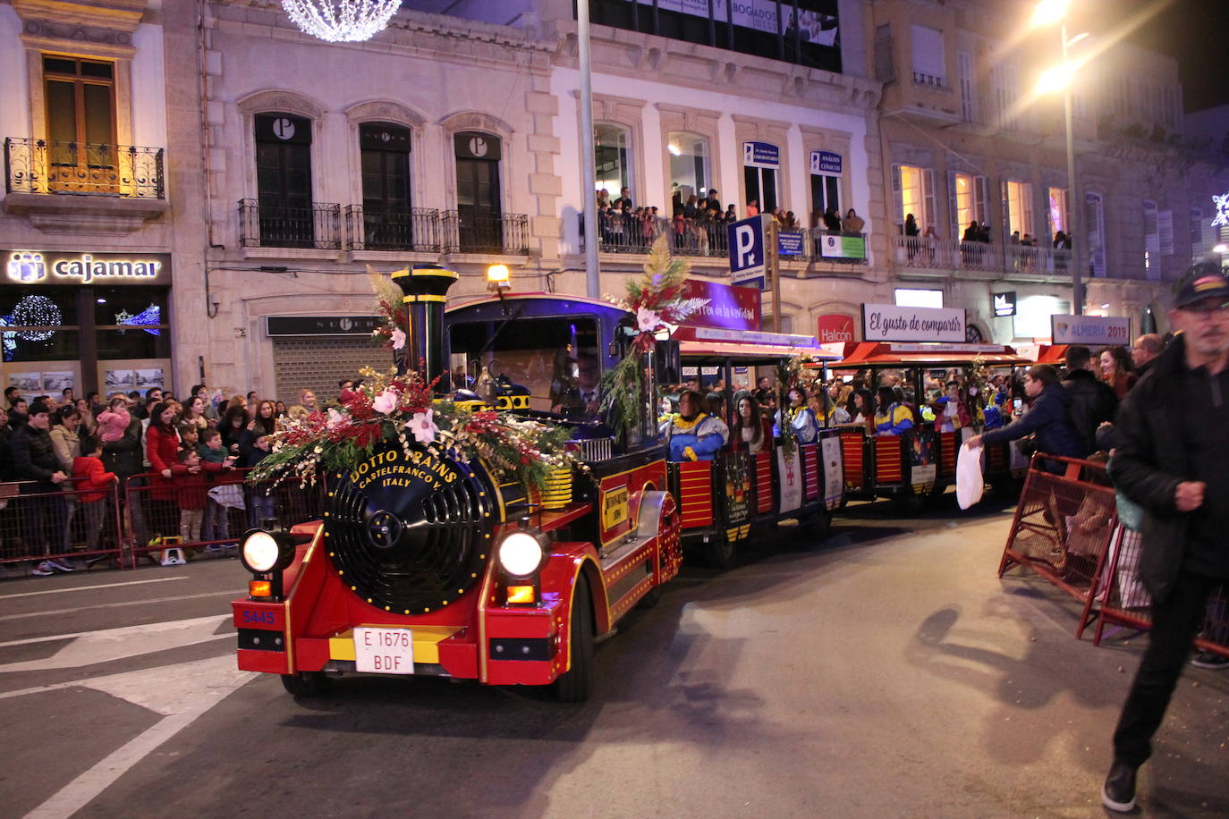 La cabalgata de Sus Majestades de Oriente recorren la ciudad en la noche más esperada de estas fiestas