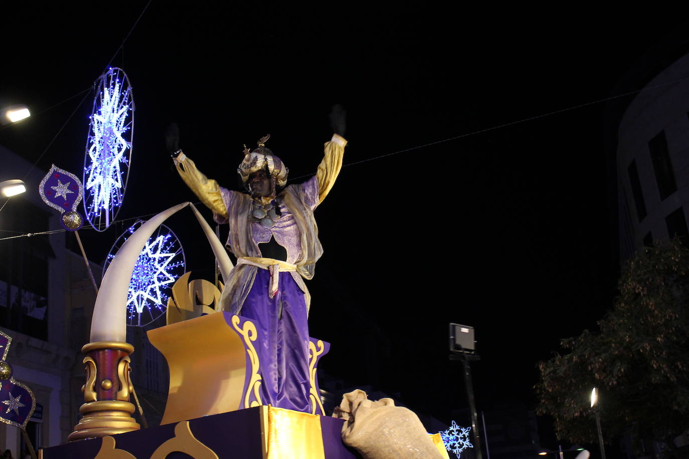 La cabalgata de Sus Majestades de Oriente recorren la ciudad en la noche más esperada de estas fiestas