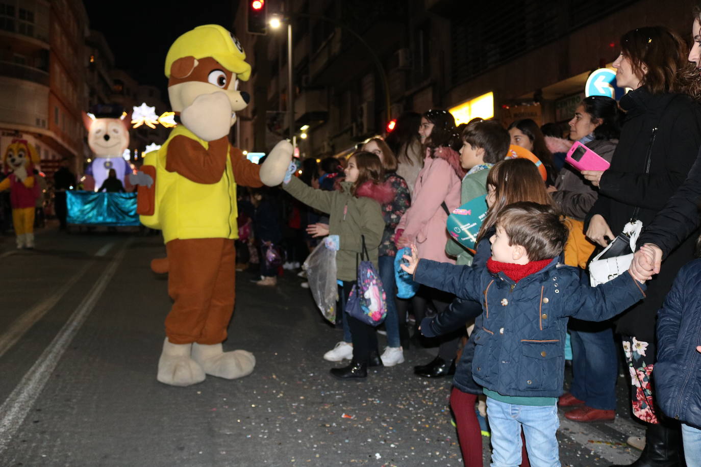 La cabalgata de Sus Majestades de Oriente recorrieron las calles de la capital dejando 6.000 kilos de caramelos y un derroche de luz y color