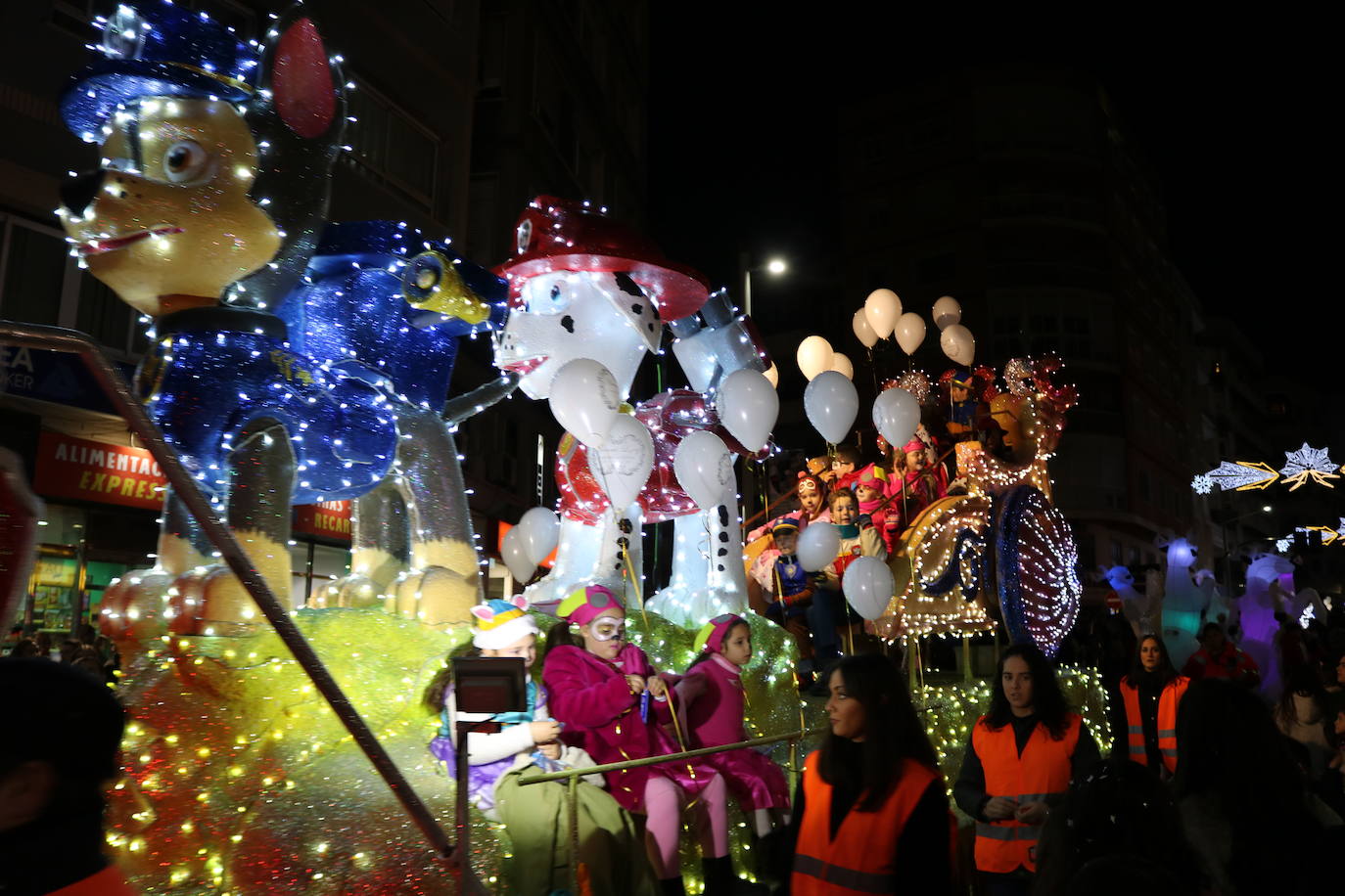 La cabalgata de Sus Majestades de Oriente recorrieron las calles de la capital dejando 6.000 kilos de caramelos y un derroche de luz y color