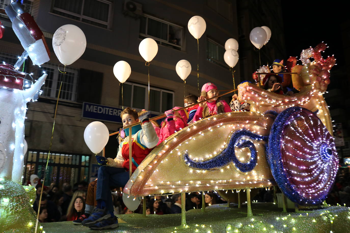 La cabalgata de Sus Majestades de Oriente recorrieron las calles de la capital dejando 6.000 kilos de caramelos y un derroche de luz y color