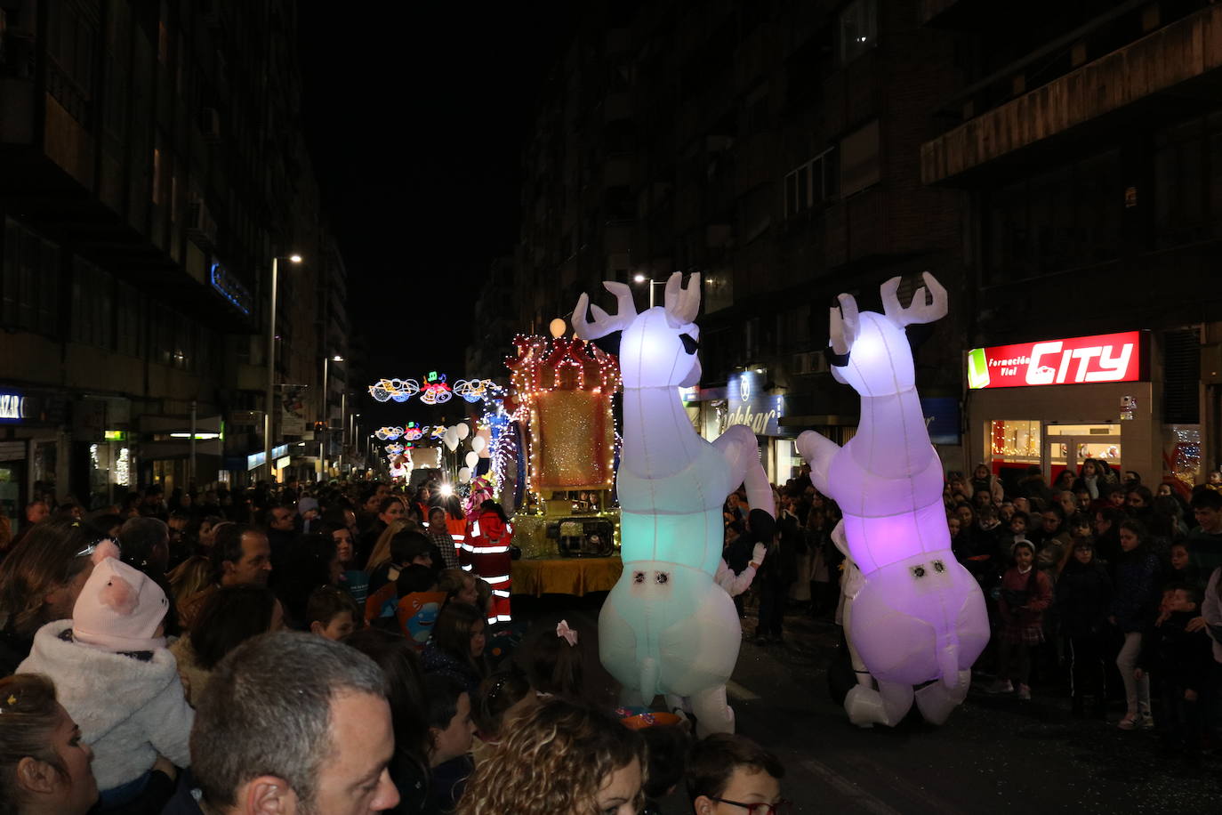 La cabalgata de Sus Majestades de Oriente recorrieron las calles de la capital dejando 6.000 kilos de caramelos y un derroche de luz y color