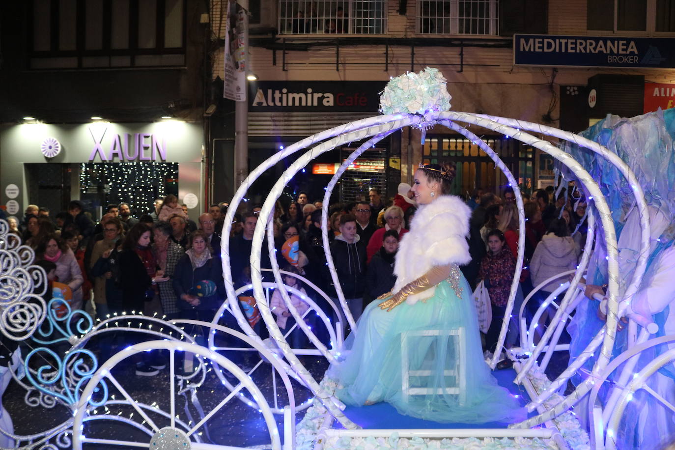 La cabalgata de Sus Majestades de Oriente recorrieron las calles de la capital dejando 6.000 kilos de caramelos y un derroche de luz y color