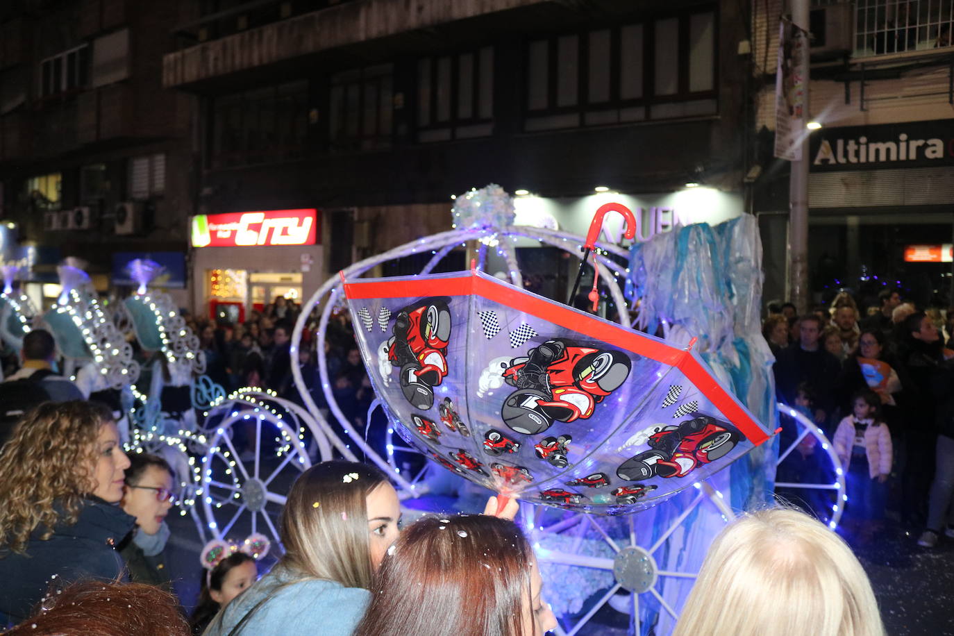 La cabalgata de Sus Majestades de Oriente recorrieron las calles de la capital dejando 6.000 kilos de caramelos y un derroche de luz y color