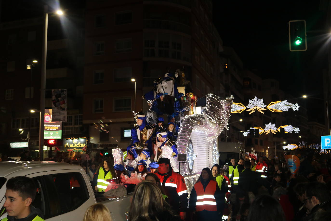 La cabalgata de Sus Majestades de Oriente recorrieron las calles de la capital dejando 6.000 kilos de caramelos y un derroche de luz y color