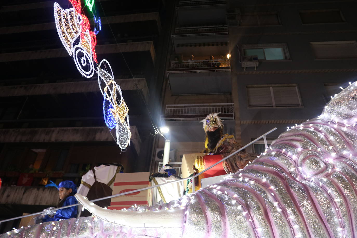 La cabalgata de Sus Majestades de Oriente recorrieron las calles de la capital dejando 6.000 kilos de caramelos y un derroche de luz y color