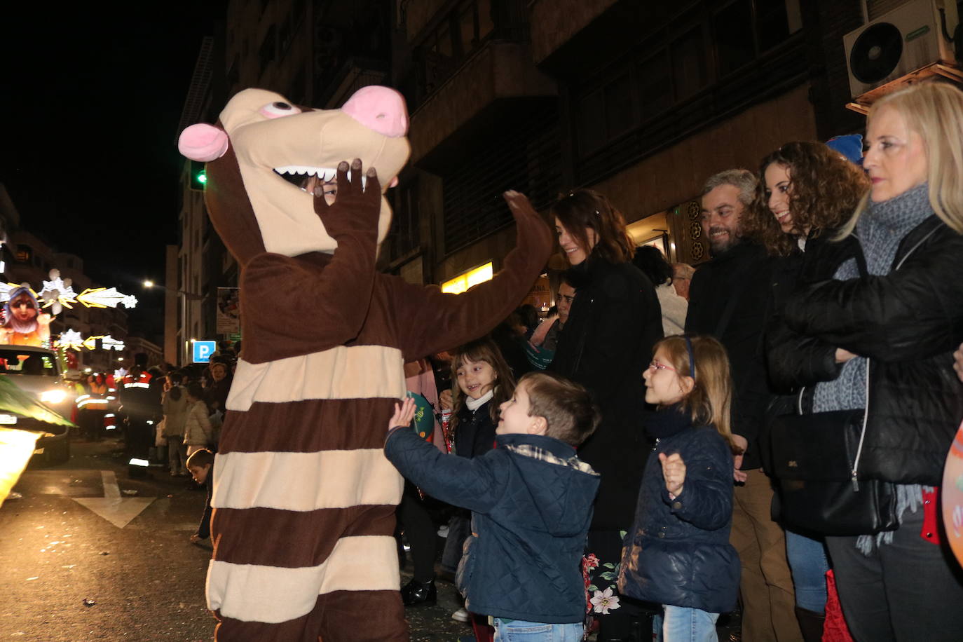 La cabalgata de Sus Majestades de Oriente recorrieron las calles de la capital dejando 6.000 kilos de caramelos y un derroche de luz y color