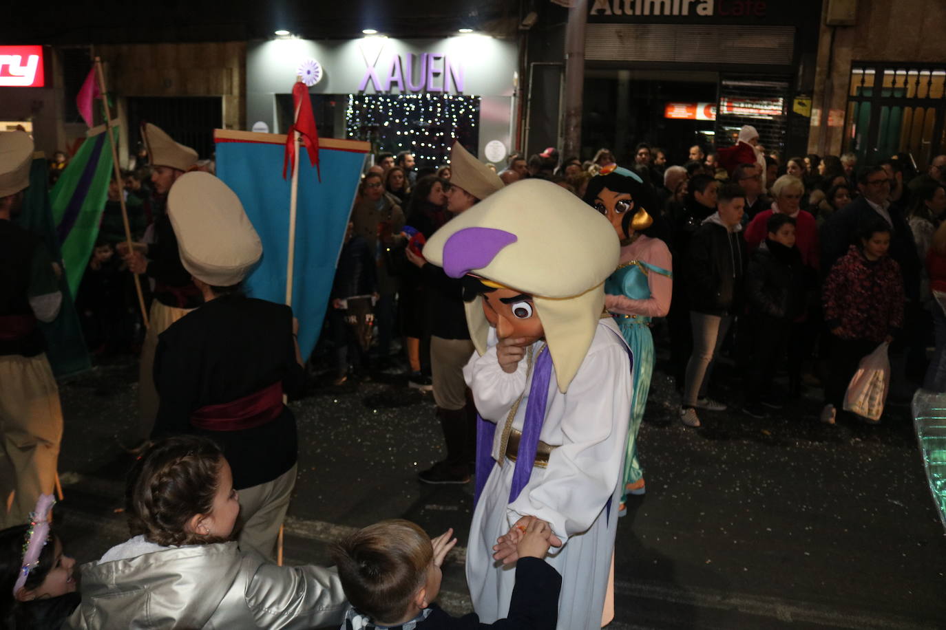 La cabalgata de Sus Majestades de Oriente recorrieron las calles de la capital dejando 6.000 kilos de caramelos y un derroche de luz y color