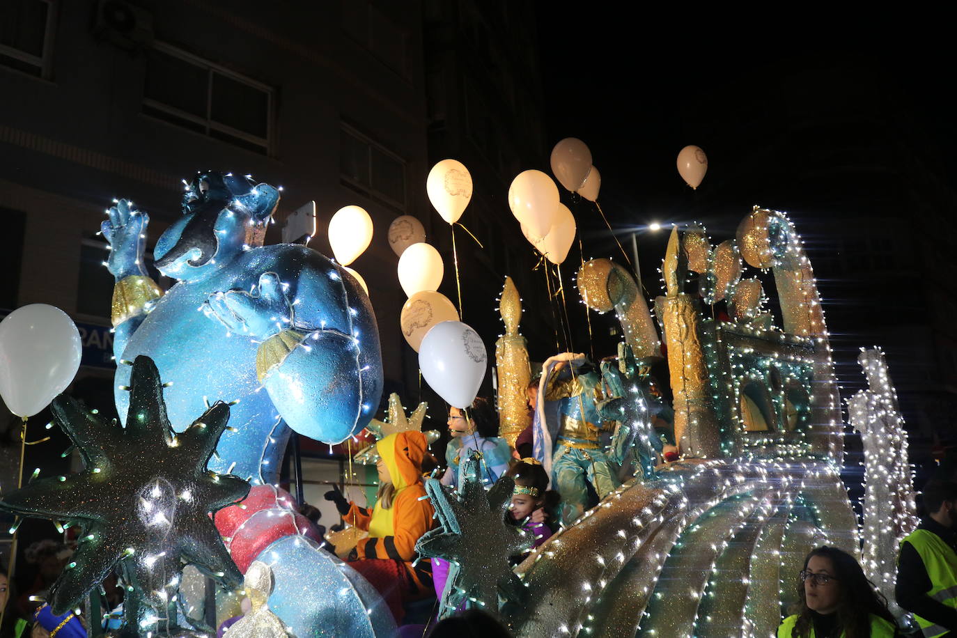 La cabalgata de Sus Majestades de Oriente recorrieron las calles de la capital dejando 6.000 kilos de caramelos y un derroche de luz y color