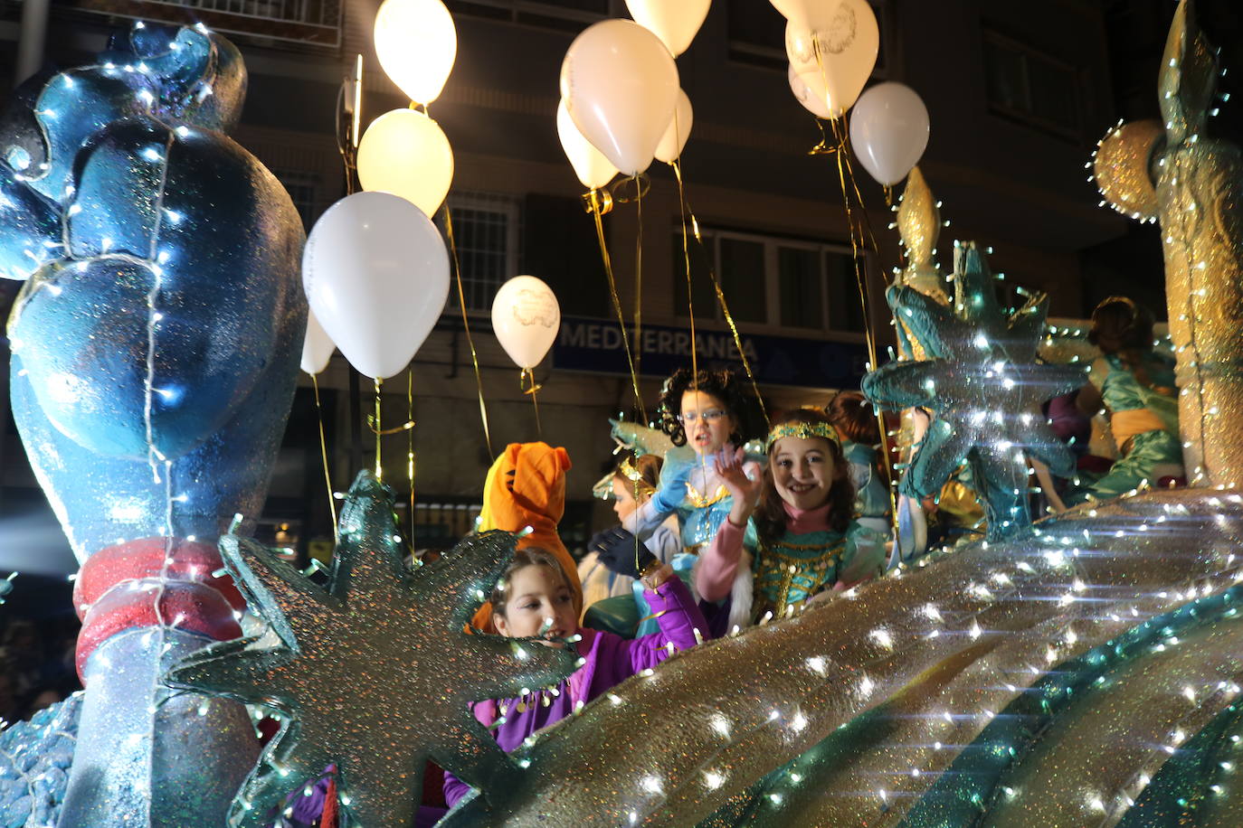 La cabalgata de Sus Majestades de Oriente recorrieron las calles de la capital dejando 6.000 kilos de caramelos y un derroche de luz y color