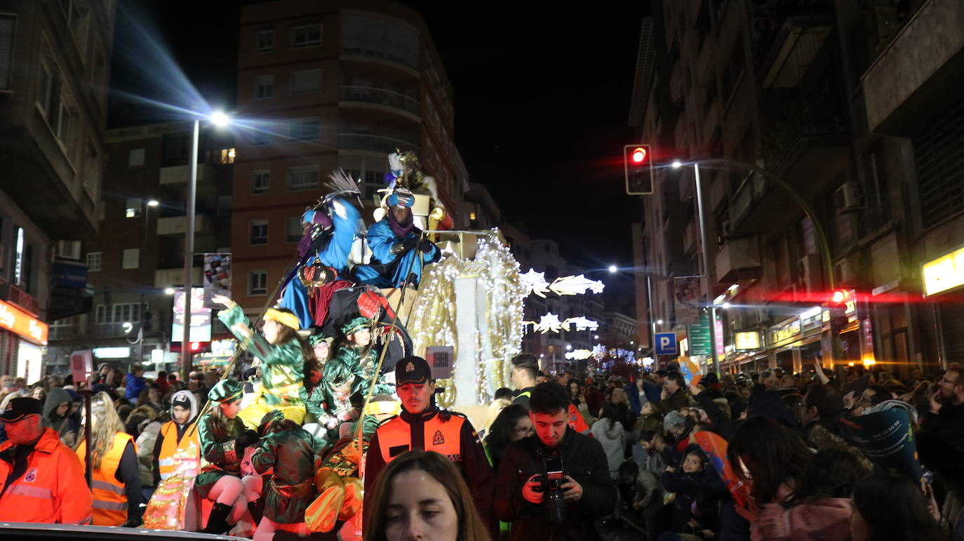 La cabalgata de Sus Majestades de Oriente recorrieron las calles de la capital dejando 6.000 kilos de caramelos y un derroche de luz y color