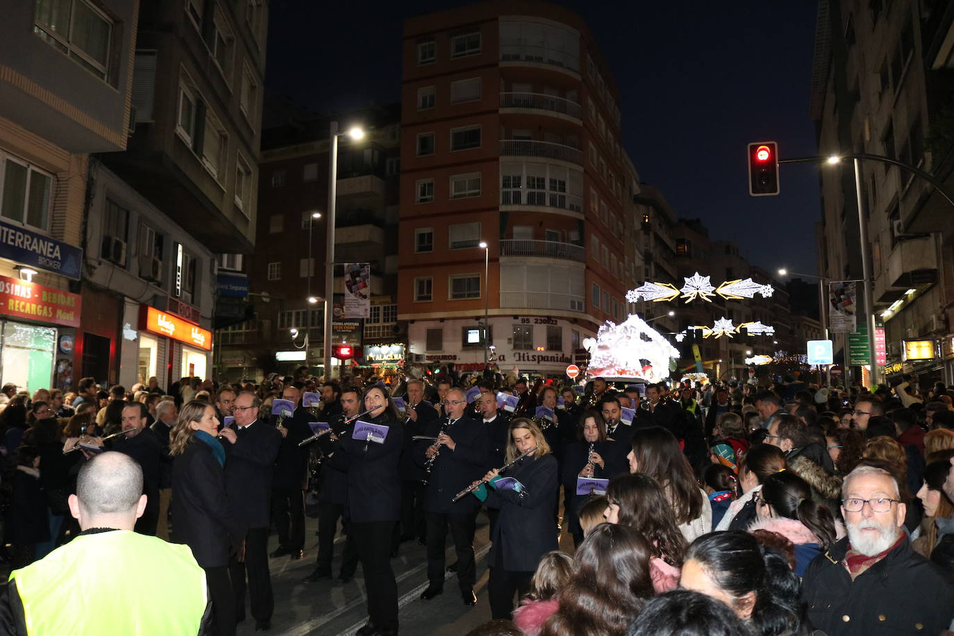 La cabalgata de Sus Majestades de Oriente recorrieron las calles de la capital dejando 6.000 kilos de caramelos y un derroche de luz y color