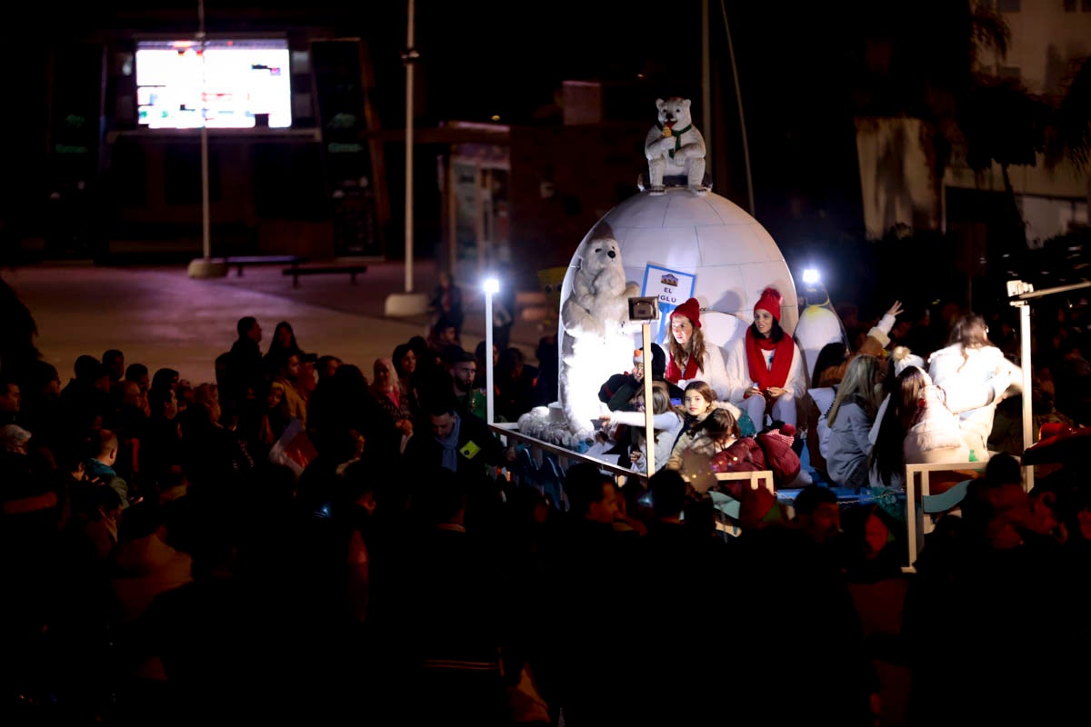 Cientos de personas salieron a recibir a sus majestades desde la llegada al puerto y durante las carrozas