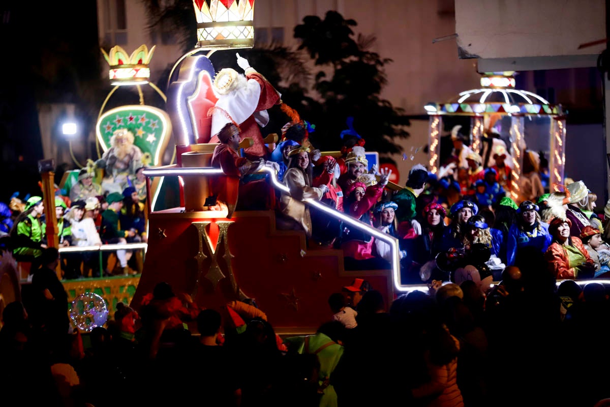 Cientos de personas salieron a recibir a sus majestades desde la llegada al puerto y durante las carrozas