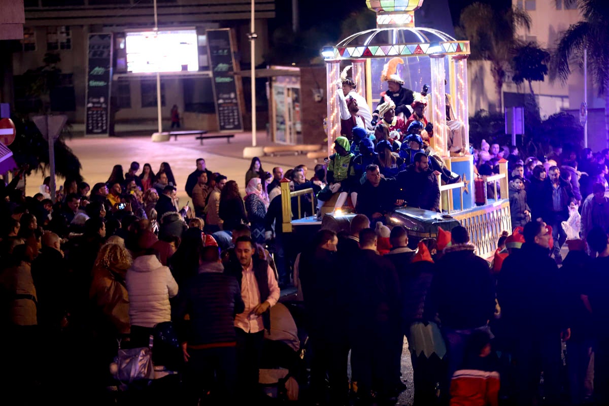 Cientos de personas salieron a recibir a sus majestades desde la llegada al puerto y durante las carrozas