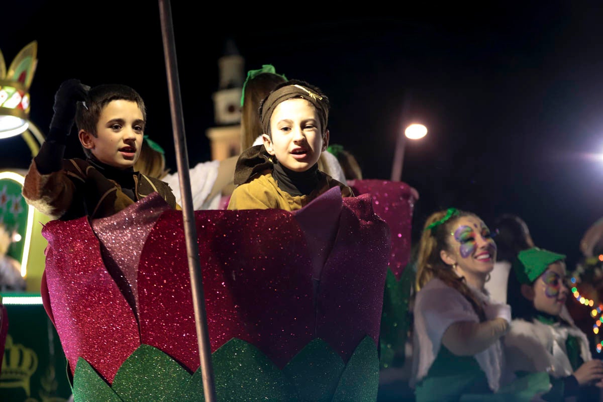 Cientos de personas salieron a recibir a sus majestades desde la llegada al puerto y durante las carrozas