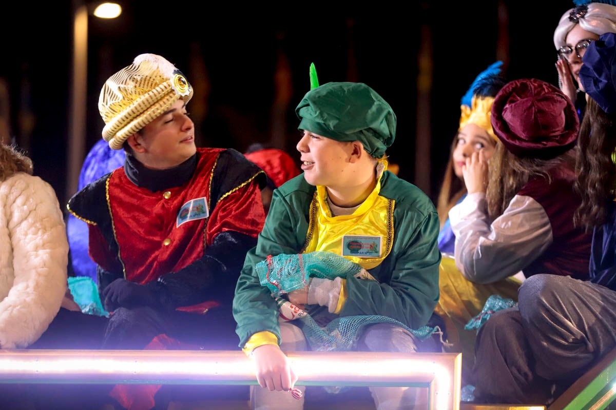 Cientos de personas salieron a recibir a sus majestades desde la llegada al puerto y durante las carrozas