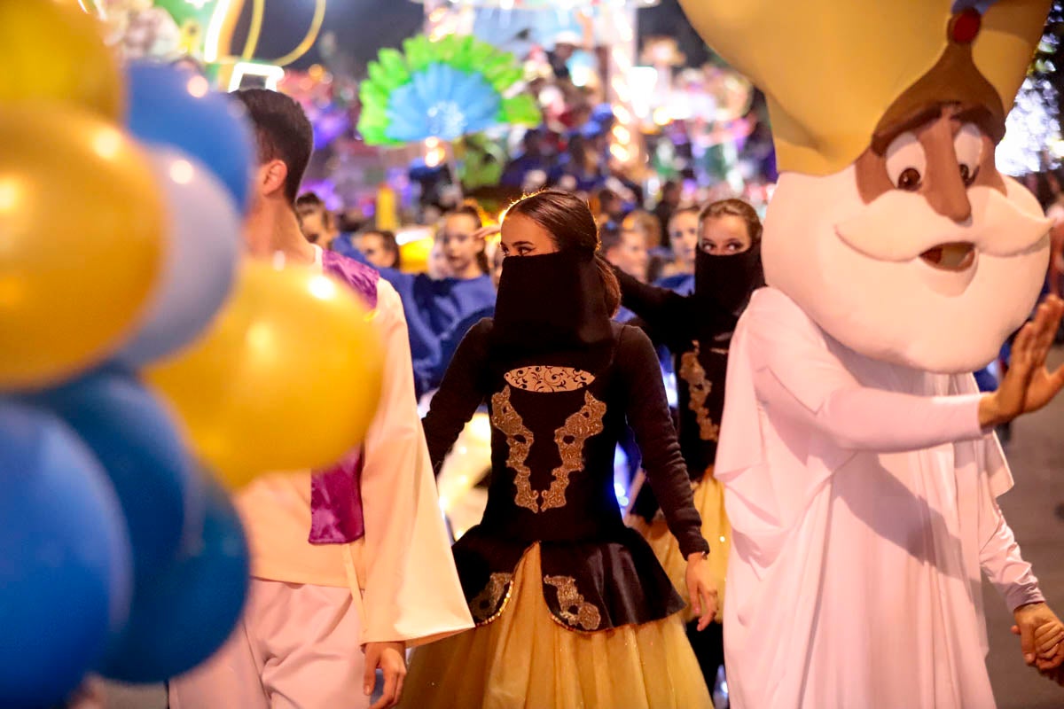 Cientos de personas salieron a recibir a sus majestades desde la llegada al puerto y durante las carrozas