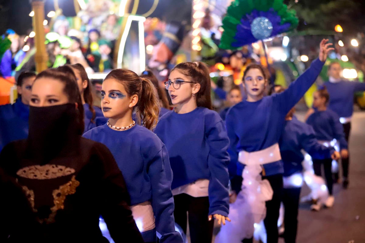 Cientos de personas salieron a recibir a sus majestades desde la llegada al puerto y durante las carrozas