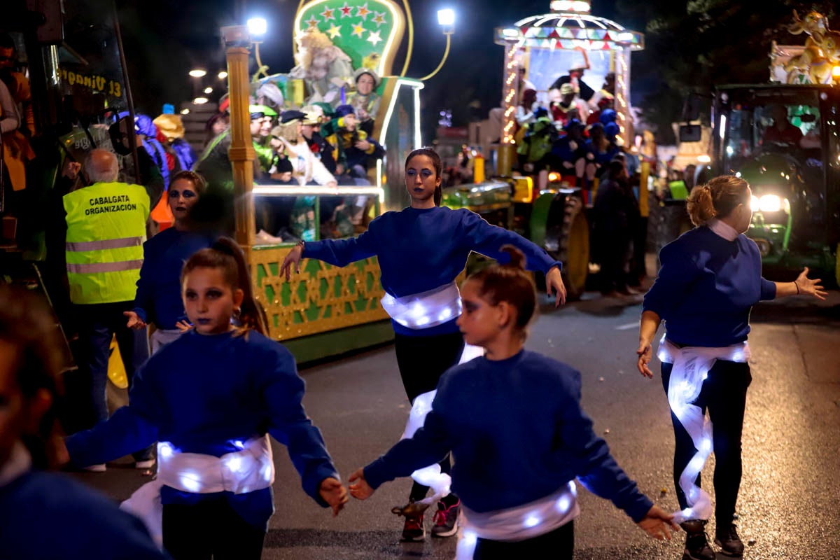 Cientos de personas salieron a recibir a sus majestades desde la llegada al puerto y durante las carrozas