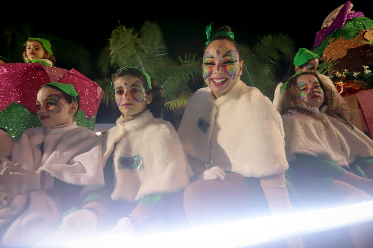 Cientos de personas salieron a recibir a sus majestades desde la llegada al puerto y durante las carrozas