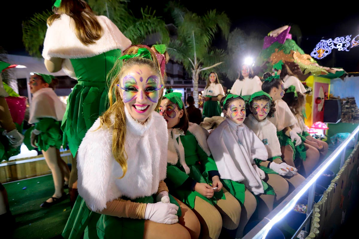 Cientos de personas salieron a recibir a sus majestades desde la llegada al puerto y durante las carrozas