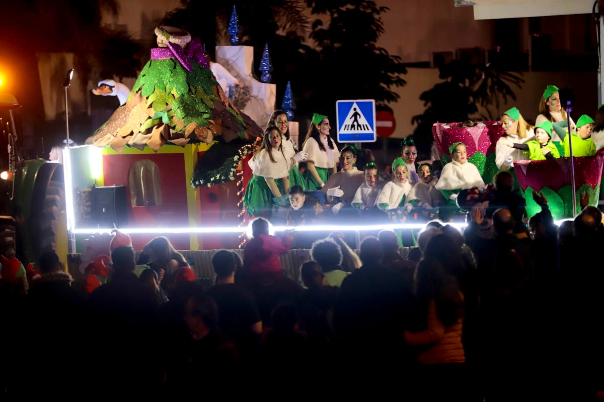 Cientos de personas salieron a recibir a sus majestades desde la llegada al puerto y durante las carrozas