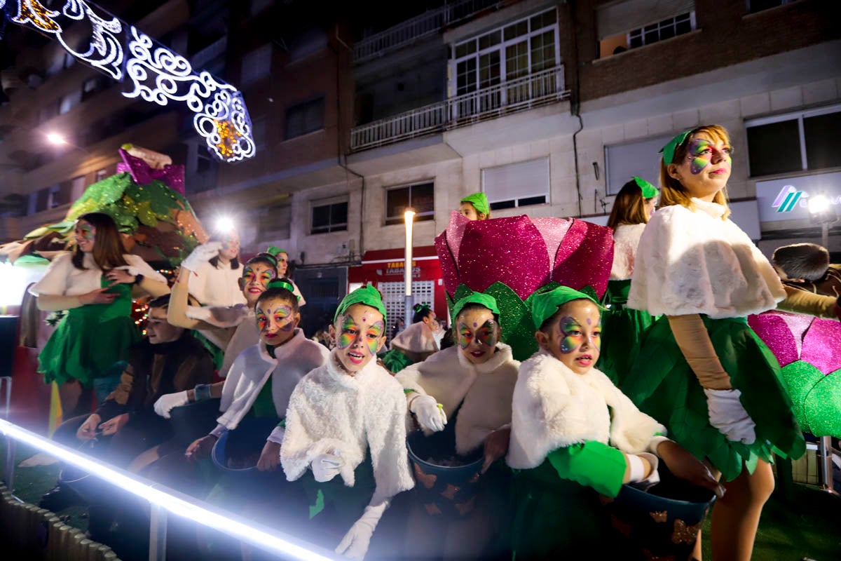 Cientos de personas salieron a recibir a sus majestades desde la llegada al puerto y durante las carrozas