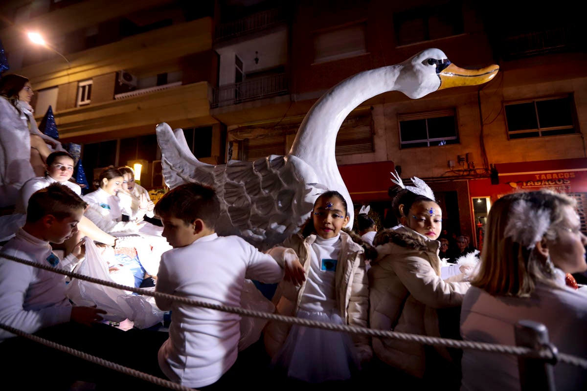 Cientos de personas salieron a recibir a sus majestades desde la llegada al puerto y durante las carrozas