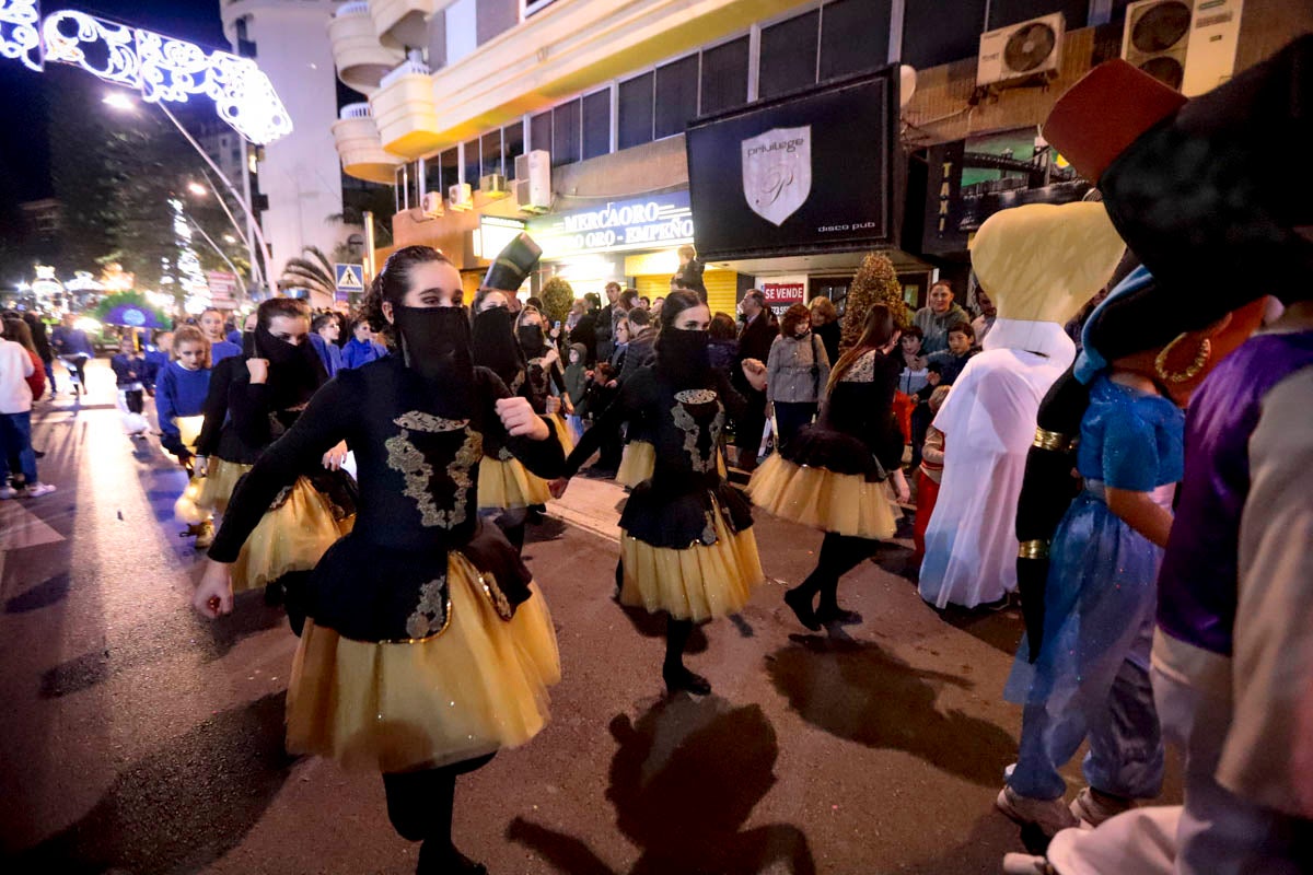 Cientos de personas salieron a recibir a sus majestades desde la llegada al puerto y durante las carrozas