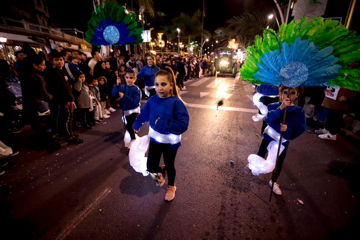 Cientos de personas salieron a recibir a sus majestades desde la llegada al puerto y durante las carrozas