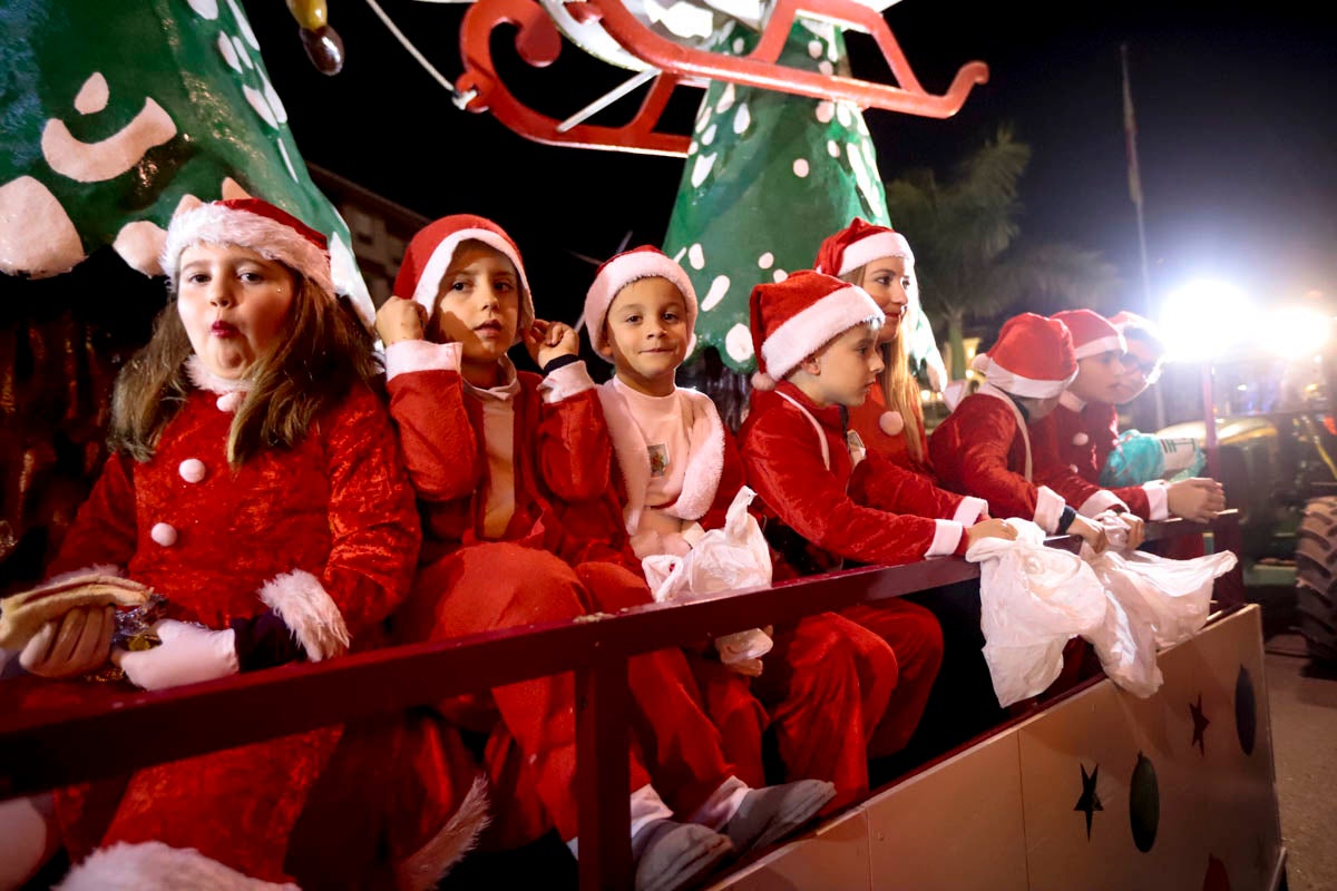Cientos de personas salieron a recibir a sus majestades desde la llegada al puerto y durante las carrozas