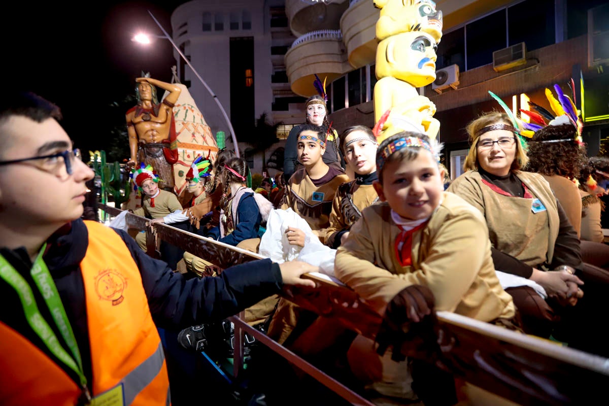 Cientos de personas salieron a recibir a sus majestades desde la llegada al puerto y durante las carrozas