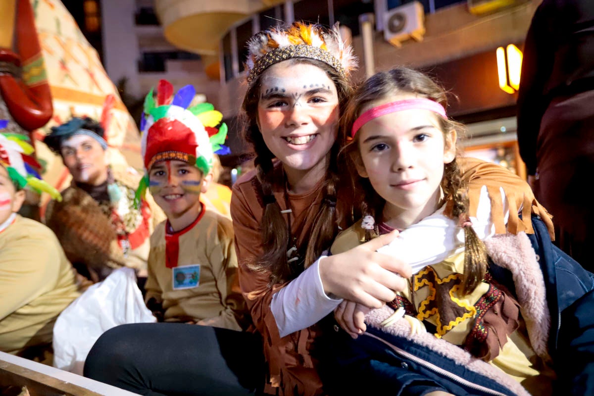 Cientos de personas salieron a recibir a sus majestades desde la llegada al puerto y durante las carrozas