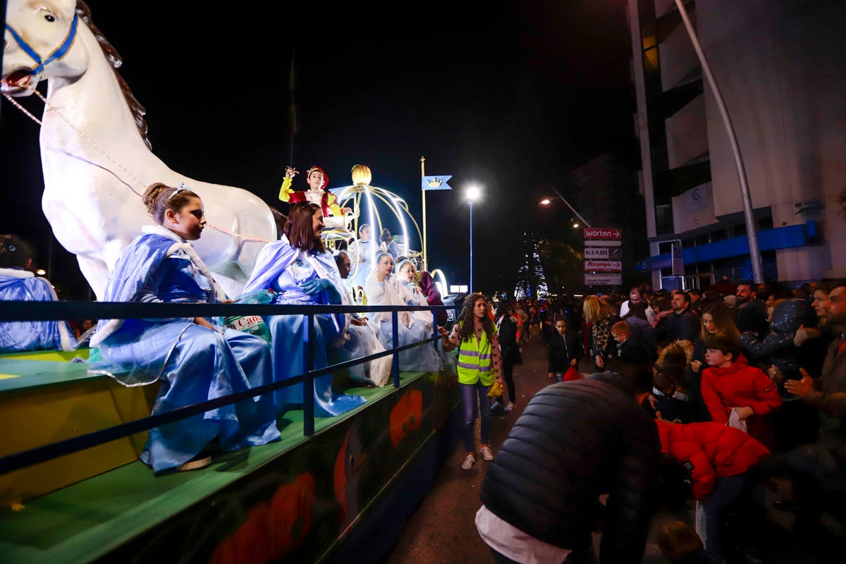 Cientos de personas salieron a recibir a sus majestades desde la llegada al puerto y durante las carrozas