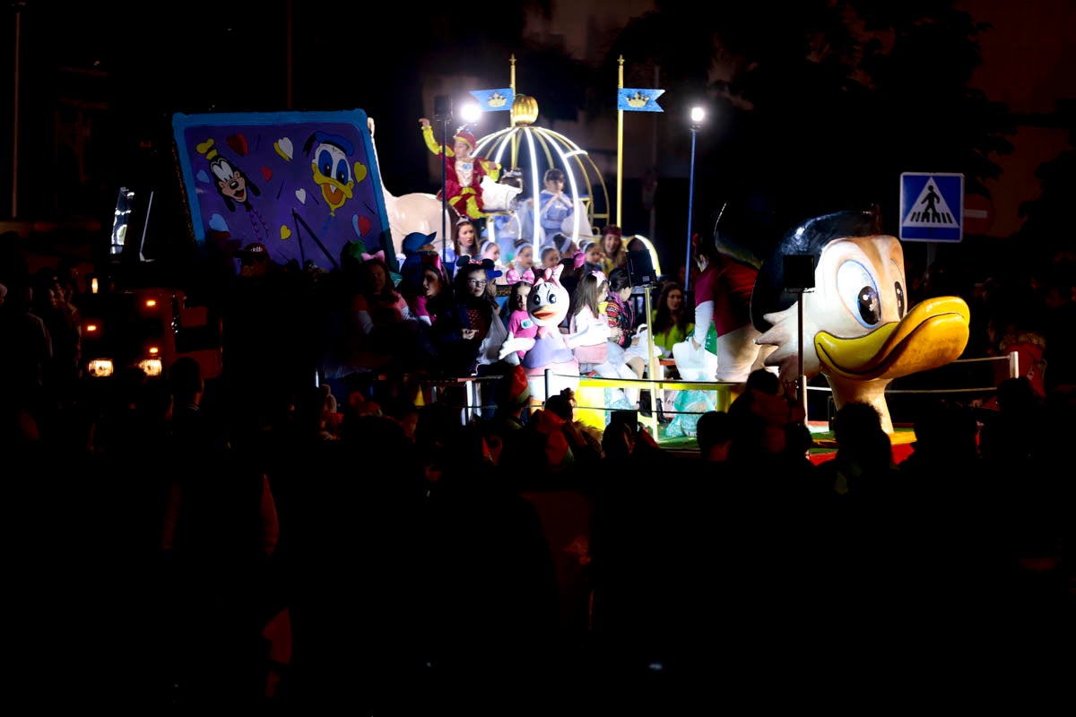 Cientos de personas salieron a recibir a sus majestades desde la llegada al puerto y durante las carrozas