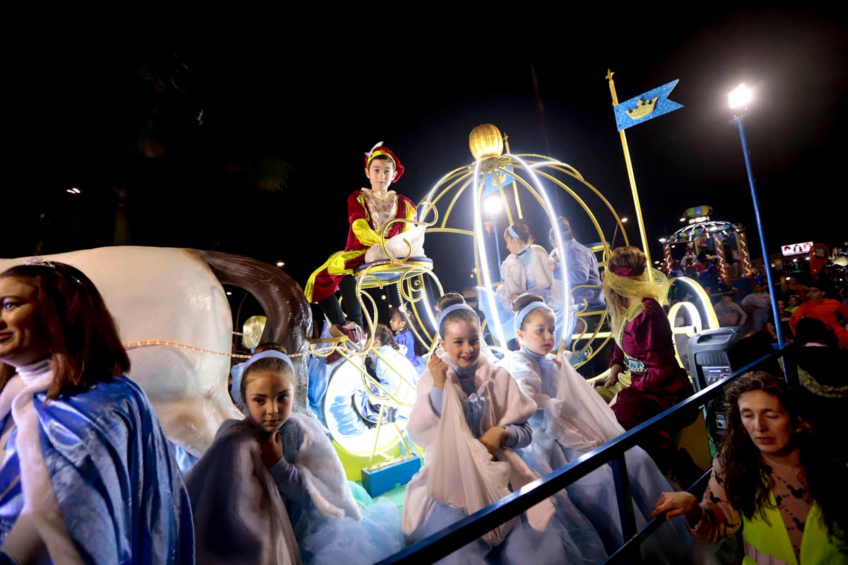 Cientos de personas salieron a recibir a sus majestades desde la llegada al puerto y durante las carrozas