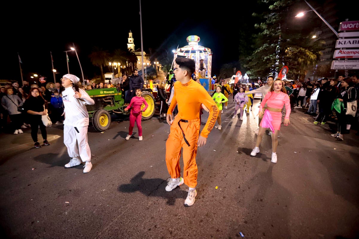 Cientos de personas salieron a recibir a sus majestades desde la llegada al puerto y durante las carrozas