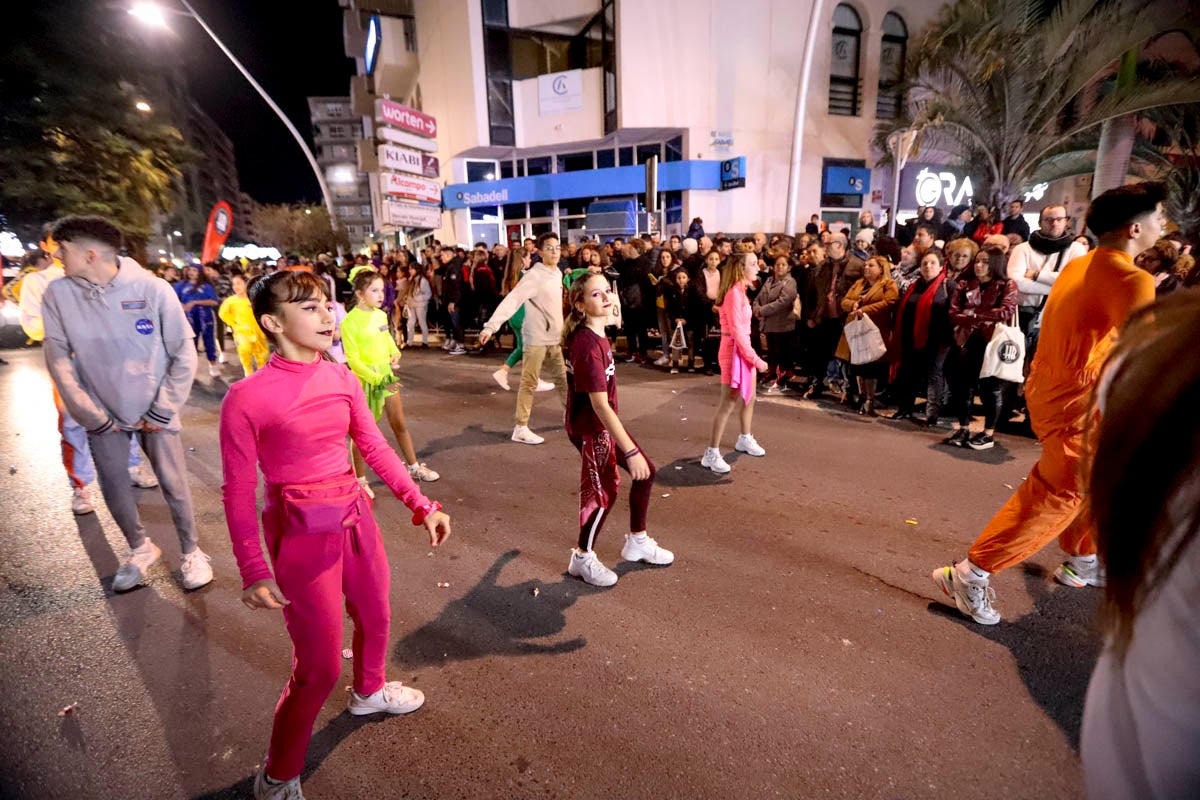 Cientos de personas salieron a recibir a sus majestades desde la llegada al puerto y durante las carrozas