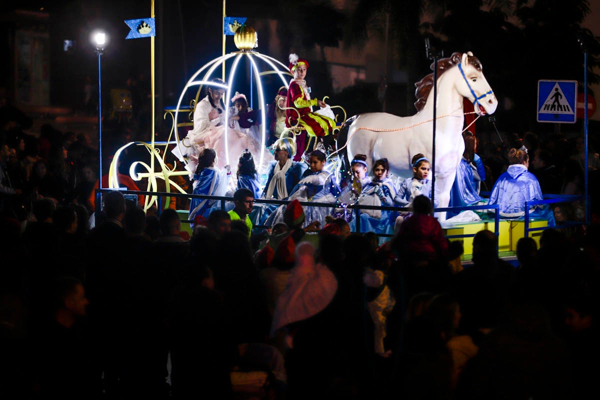 Cientos de personas salieron a recibir a sus majestades desde la llegada al puerto y durante las carrozas