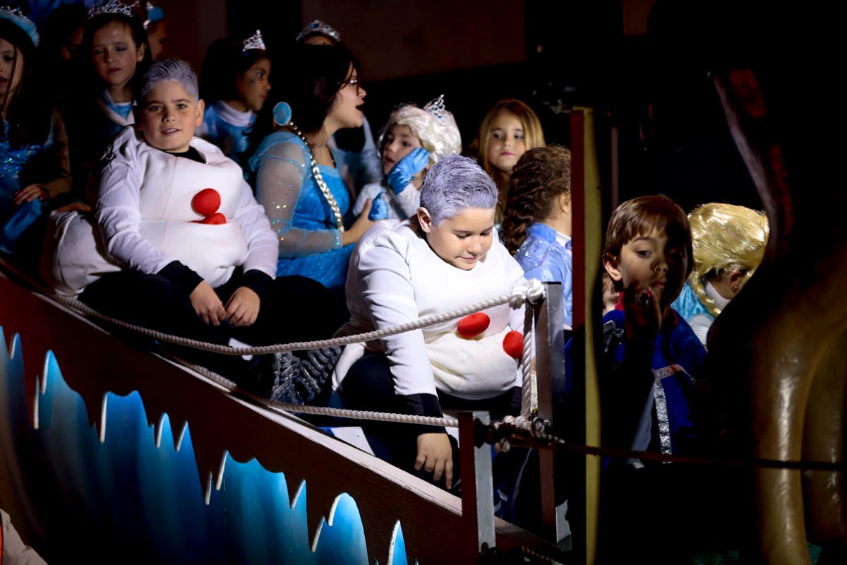 Cientos de personas salieron a recibir a sus majestades desde la llegada al puerto y durante las carrozas