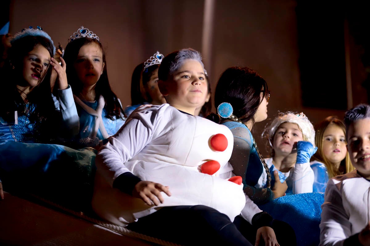 Cientos de personas salieron a recibir a sus majestades desde la llegada al puerto y durante las carrozas