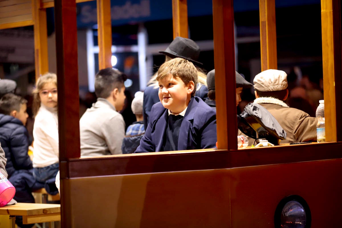 Cientos de personas salieron a recibir a sus majestades desde la llegada al puerto y durante las carrozas