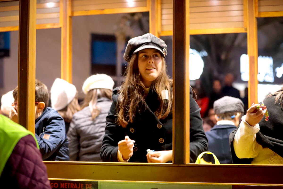 Cientos de personas salieron a recibir a sus majestades desde la llegada al puerto y durante las carrozas