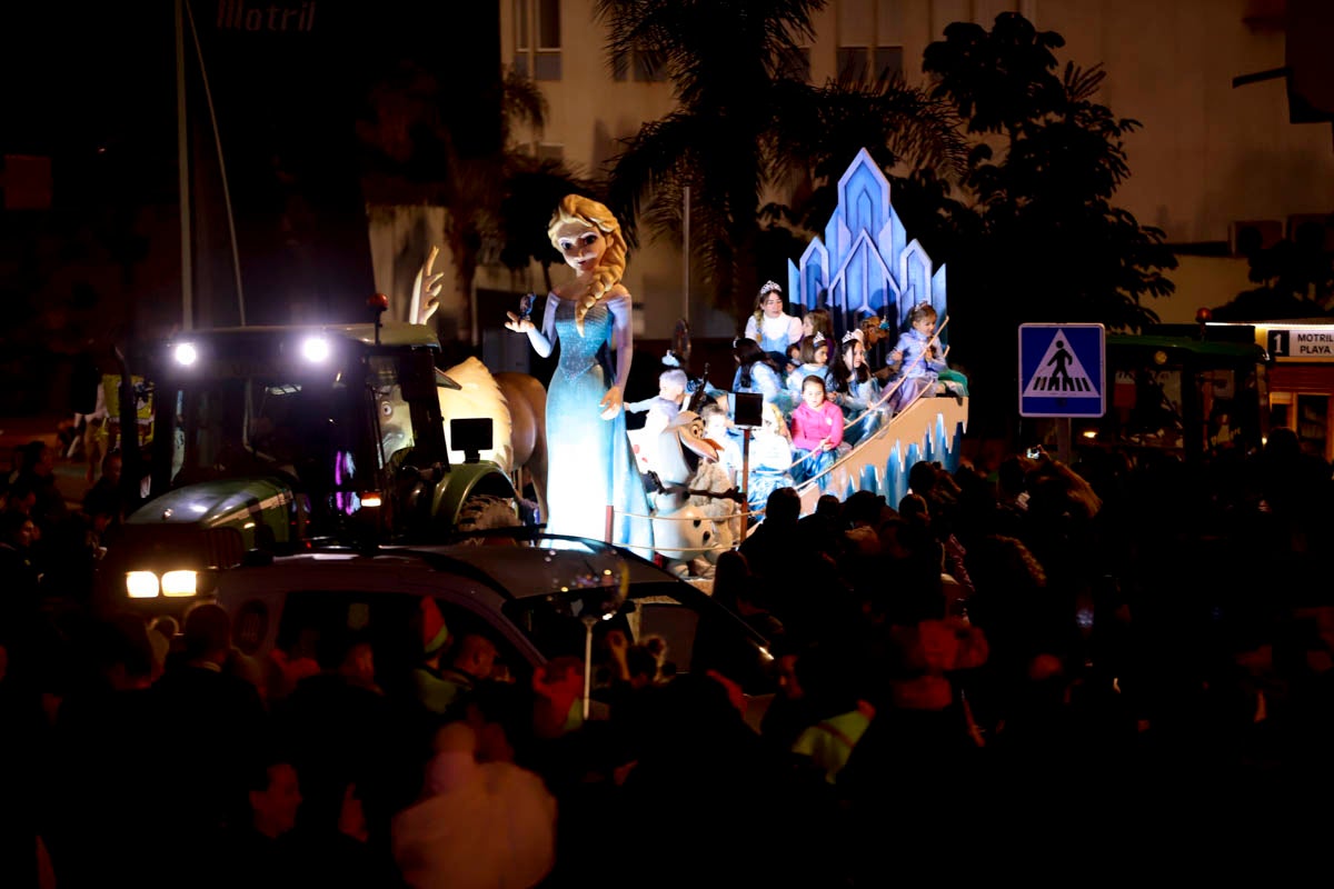 Cientos de personas salieron a recibir a sus majestades desde la llegada al puerto y durante las carrozas
