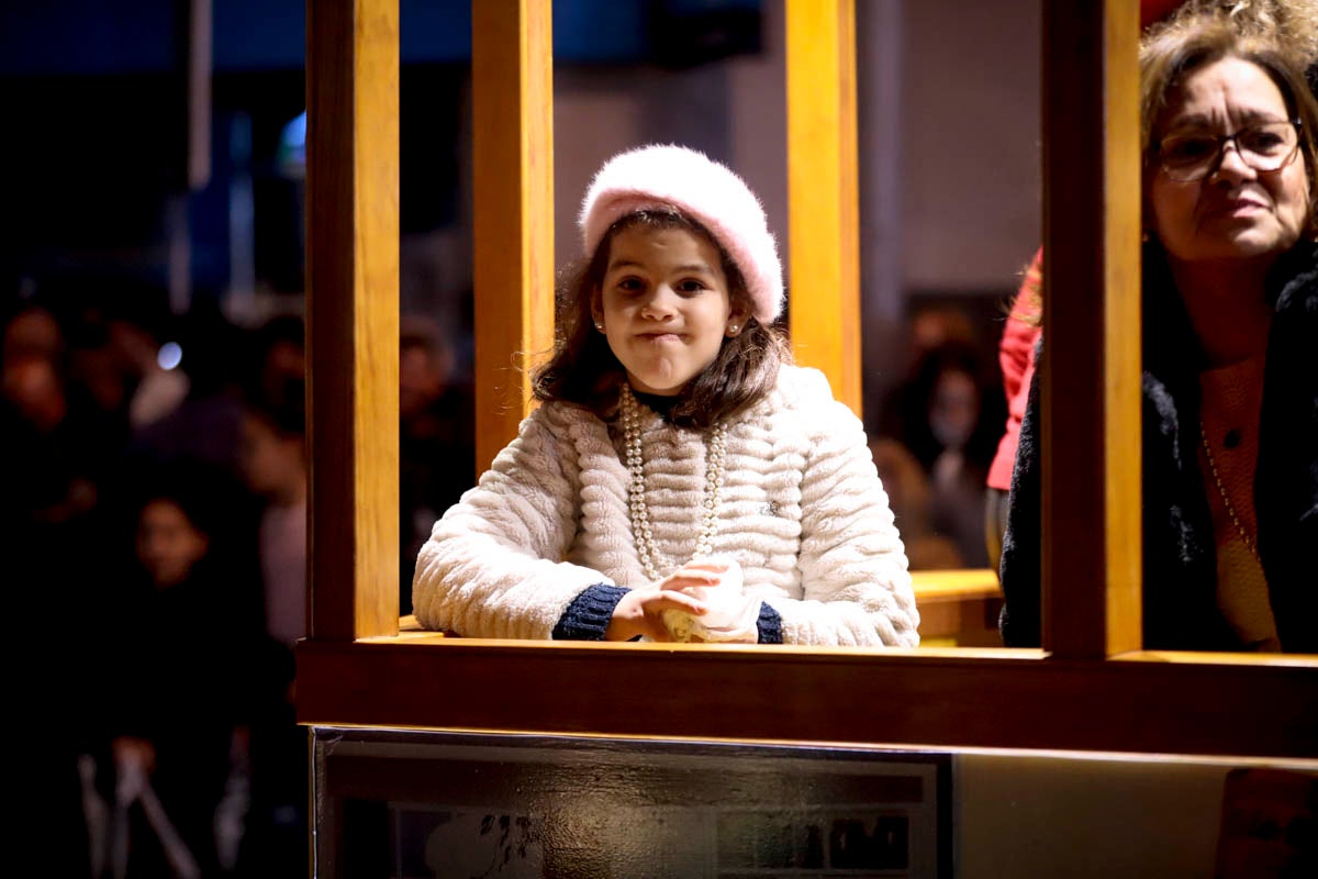Cientos de personas salieron a recibir a sus majestades desde la llegada al puerto y durante las carrozas